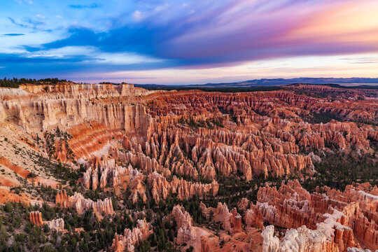 An amphitheater of columns carved into the rock. Bryce Canyon National Park is an American national park located in southwestern Utah. The major feature of the park is Bryce Canyon, a collection of gi