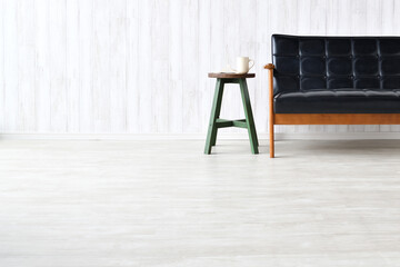 ソファーとサイドテーブルが置かれたリビングの風景