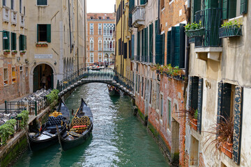 Fototapeta na wymiar Venise (Italie du nord) : Vue sur un canal et des gondoles