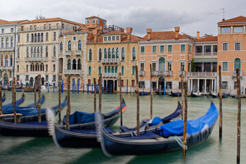 Obraz na płótnie Canvas Venise (Italie) : Gondole et architecture traditionnelle sur le grand canal
