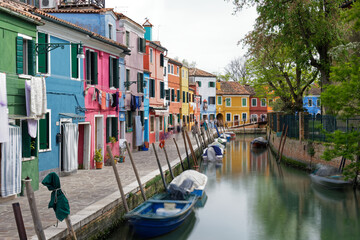Fototapeta na wymiar Venise (Italie) : Canaux et maisons colorées de l'île de Burano