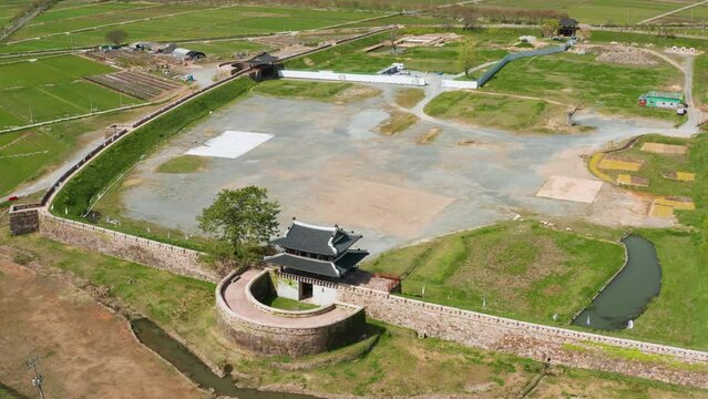 한국 강진군의 전통 건축양식 기와집 형태로 지어진 전라도 병영성을 드론으로 촬영