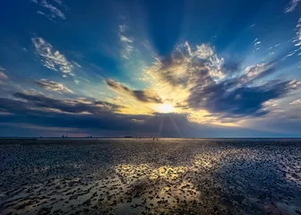 Keuken spatwand met foto Mystischer Sonnenuntergang an der Nordsee: Bei Ebbe im Watt von Tossens Beach, Butjadingen, aufgenommen, entfaltet sich ein bezauberndes Schauspiel, wenn die Sonne unter den Horizont sinkt. © stillerphoto