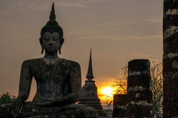 Buda sentado no por do sol