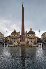Fototapeta na wymiar Eglises jumelles et obélisque Piazza del Popolo à Rome
