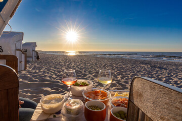 Picknick zum Sonnenuntergang am Strand von Zingst an der Ostsee.