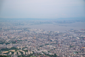 日本の神戸市にある六甲山から見た大阪方面の街並み