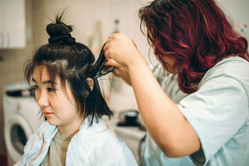 Teens dye their hair white, apply the dye to her hair at home