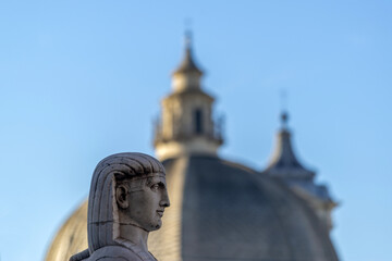 Fototapeta na wymiar Statue d'un sphynx Piazza del Popolo à Rome