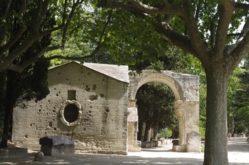 Promenade à Arles au site des Alyscamps