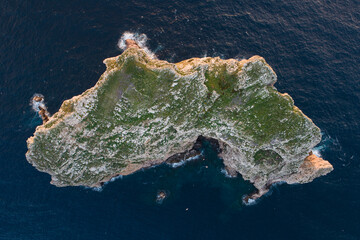 Włochy, włoskie wakacje, wyspa Sardynia klif morski Capo Caccia z lotu ptaka, Isola Foradada, Morze Śródziemne