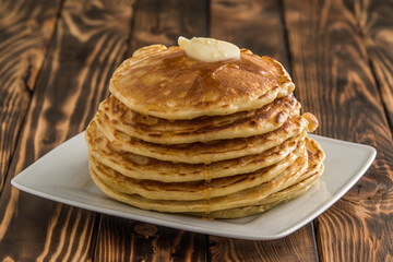 Stos naleśników na talerzu.