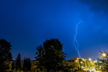 Burza z wyładowaniami atmosferycznymi błyskawicami w mieście Kalisz  © Sylwester Popenda