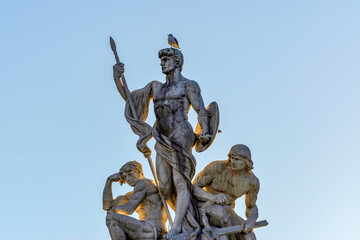 Deux pigeons perchés sur un pont