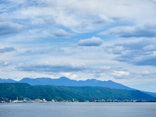 初夏、諏訪湖越しに見る八ヶ岳