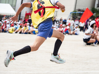 Fototapeta premium 小学校の運動会でリレーを走る子供