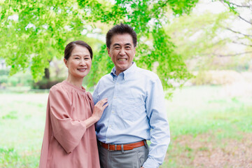 笑顔のシニア夫婦