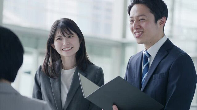 オフィスで働くビジネスマン