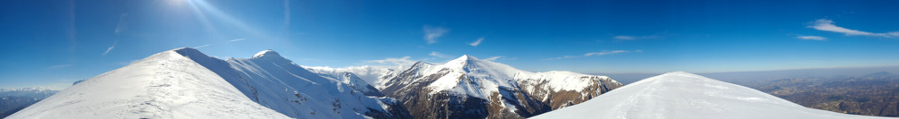 Fototapeta na wymiar Picchi e vette delle montagne coperte di neve