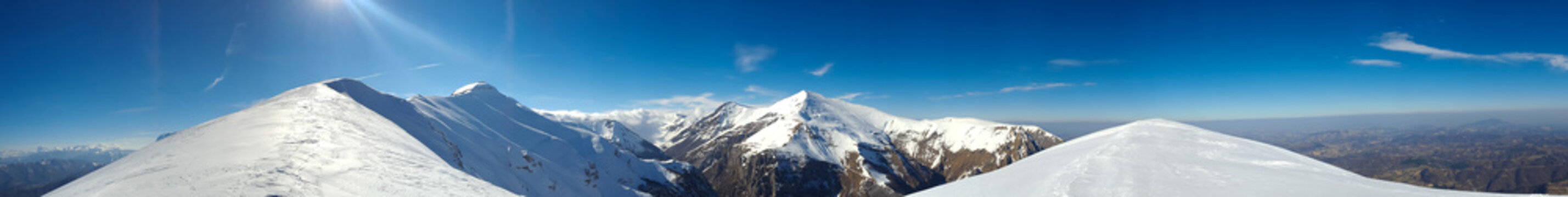 Picchi e vette delle montagne coperte di neve