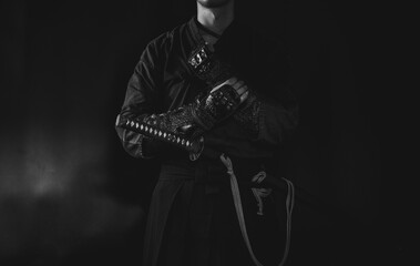 籠手を着けて日本刀を構える人物（Samurai with his katana and gauntlet）