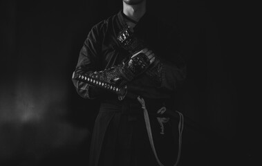 籠手を着けて日本刀を構える人物（Samurai with his katana and gauntlet）