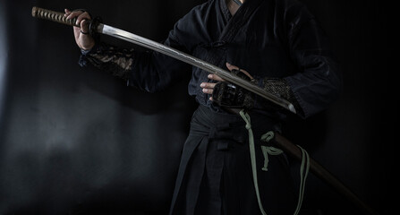 Fototapeta na wymiar 籠手を着けて日本刀を構える人物（Samurai with his katana and gauntlet）