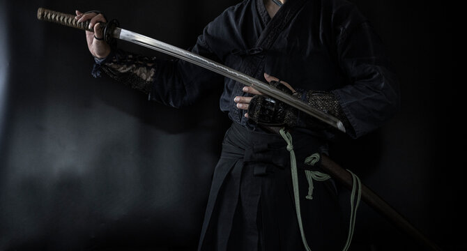 籠手を着けて日本刀を構える人物（Samurai with his katana and gauntlet）