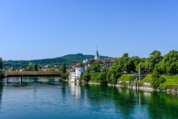 Obraz premium Olten, Stadt, Stadtturm, Aare, Fluss, Alte Brücke, Holzbrücke, Altstadt, Aareufer, historische Häuser, Sommer, Sommersonne, Sommertag, Solothurn, Schweiz 
