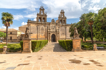 Obraz premium The Basilica of Santa Maria in Úbeda is a magnificent church located in the city. It is one of the most notable examples of Renaissance architecture in the area.