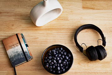 tavolo, lavoro, ufficio, auricolari, mirtilli, oggetti