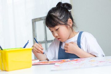 水彩画を描く少女