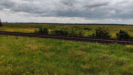 Linia kolejowa w terenie wiejskim.
