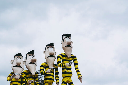 France, Valence, 16 Juin 2023 - Figurine en papier mach&eacute; repr&eacute;sentant les 4 fr&egrave;res Dalton de la bande dessin&eacute;e Lucky Luke