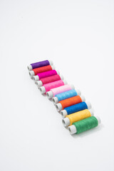 Colores enredados: Imagen vibrante de carretes de hilos para proyectos de costura y manualidades