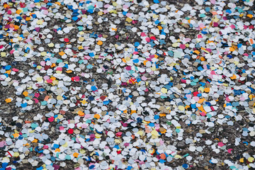 Fototapeta premium Confettis colorés au sol après le passage d'une parade de fête de village