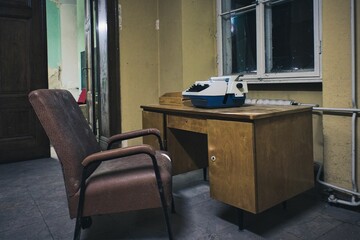 Büro - Schreibtisch - Schreibmaschine - Vintage - Nostalgisch - Verlassener Ort - Urbex / Urbexing...