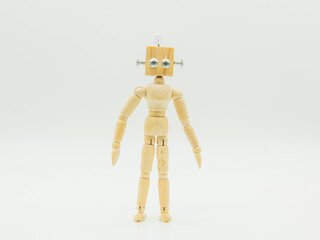 Pequeño robot maniquí original, hecho con madera y tornillos, aislado en blanco	
