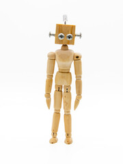 Pequeño robot maniquí original, hecho con madera y tornillos, aislado en blanco	
