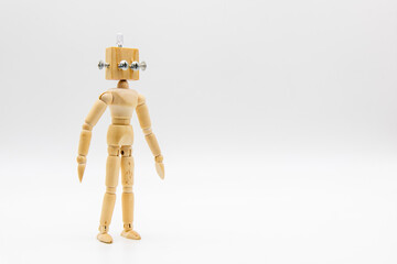 Pequeño robot maniquí original, hecho con madera y tornillos, aislado en blanco	