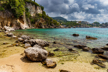 Krajobraz morski. Skaliste wybrzeże wyspy Korfu, Grecja - obrazy, fototapety, plakaty