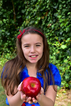 NI&Ntilde;A DISFRAZADA DE BLANCANIEVES CON MANZANA