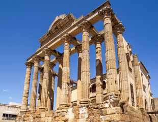 Templo romano de Diana de la ciudad de Mérida. Columnas romanas con capiteles. - obrazy, fototapety, plakaty