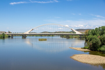 Obraz premium Puente moderno sobre el río Guadiana a su paso por la ciudad de Mérida.