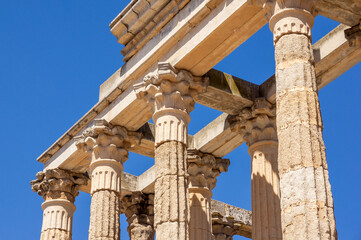 Columnas con capiteles romanos del templo de Diana en la ciudad de Mérida. - obrazy, fototapety, plakaty