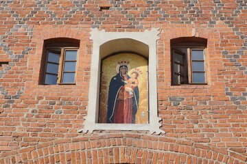 Olsztyn. Wysoka Brama. Matka Boska z Jezusem. Polska - Mazury - Warmia.