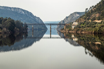 Obraz premium View of the Tagus river in Vila Velha de Ródão, Portugal, and in the background the road bridge and the natural monument Portas de Ródão.
