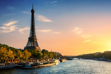 Fototapeta na wymiar The Eiffel Tower in Paris France, at sunset