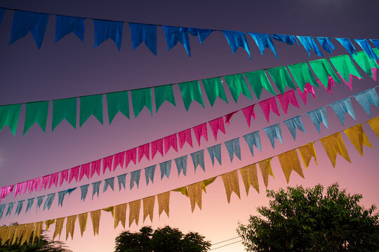 bandeirinhas coloridas de festa junina ao alvorecer