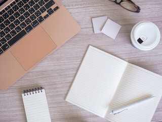 木目のデスクのフラットレイトップビュー、シンプルなデスク、ワークスペースのイメージ